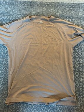 ALO Yoga Men’s Short Sleeve Crewneck T-Shirt in Brown